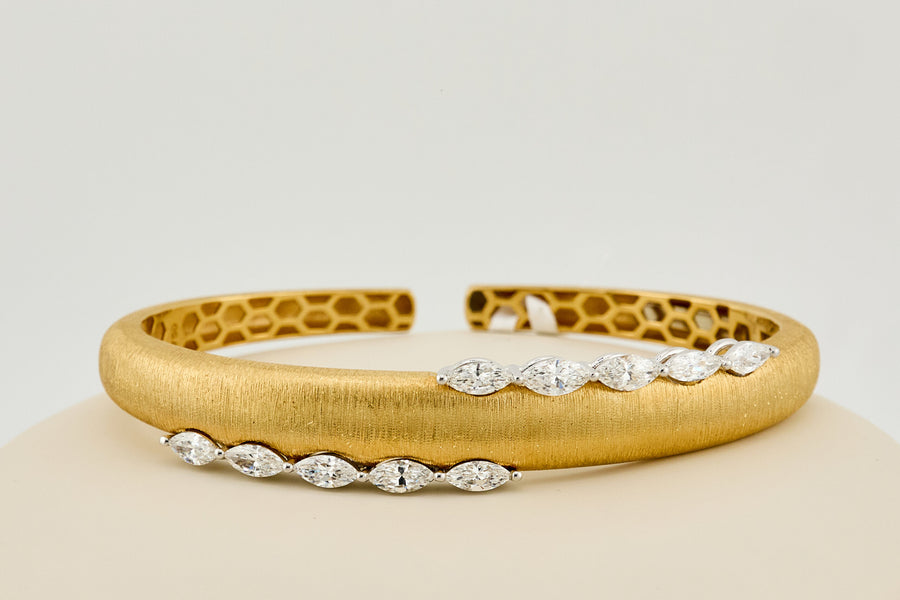DIAMOND BANGLE 18KW